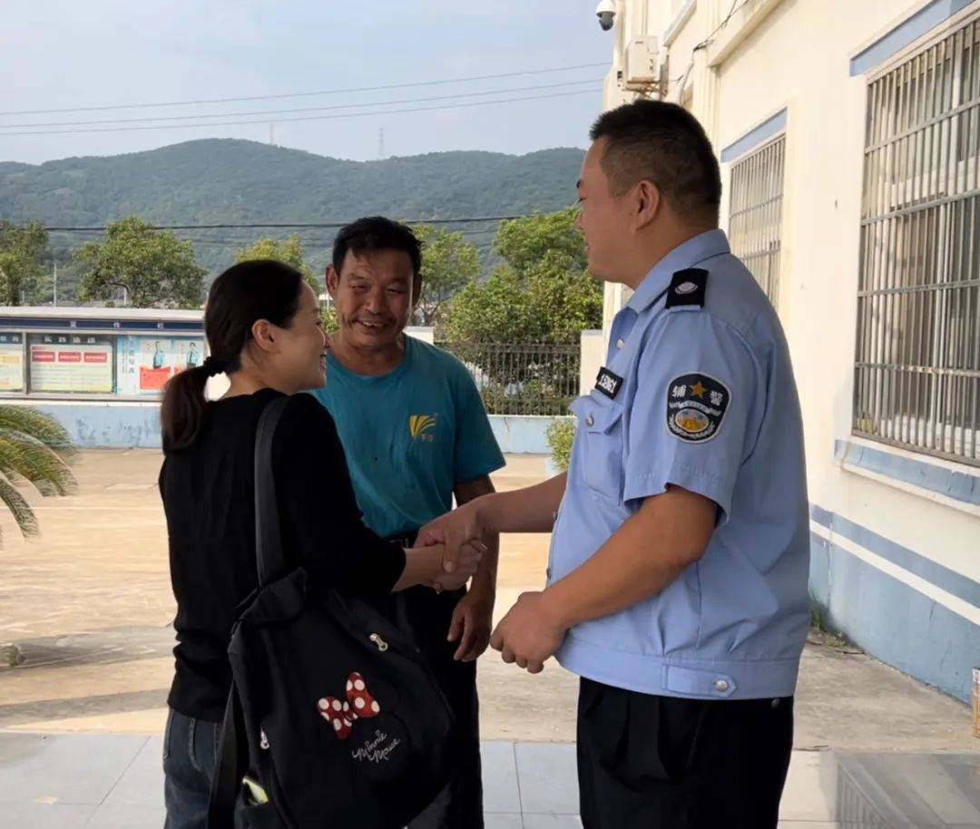 浙江女子倒车时翻入河中，车里还有孩子！危急时刻，村民们……-第7张图片-太平洋在线下载